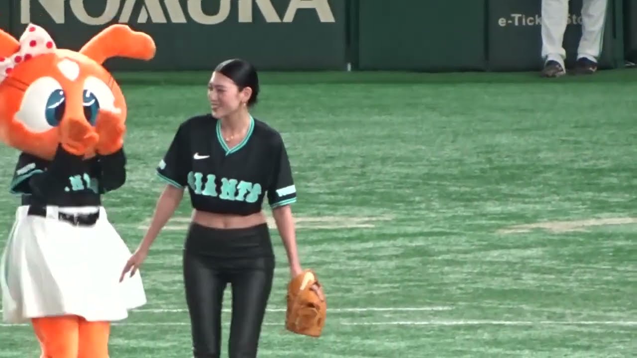 【歓声と安堵】三吉彩花さんのコラボ始球式【173cm】巨人対横浜DeNA