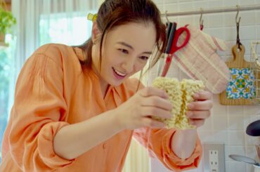 仲間由紀恵 ♪ずっと好きだったんだぜ〜と麺を割ってアレンジ調理／サッポロ一番 CM＋インタビュー＋メイキング