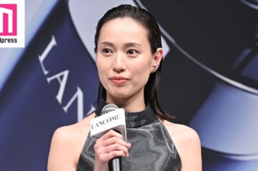 戸田恵梨香、美背中ざっくり衣装で登場！オールバックで雰囲気ガラリ
