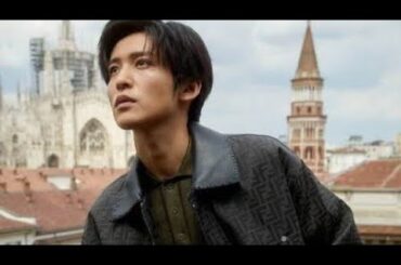 Snow Man向井康二がオールバック＆ストライプスーツでロンドンの『バーバリー』ショー見学！水川あさみとのツーショットも # 向井康二