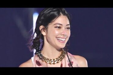 B1- 【TGC2024A/W】森星、シークレット出演 華麗にジャケット脱ぎ…リップ柄ワンピース魅了