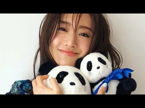 女優の松本まりかが自身のインスタグラムを更新。   雰囲気をガラリと変える髪型やスタイルを披露し話題となっている。