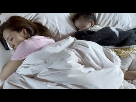 板野友美、2歳長女・ベビちんと高級ヴィラを満喫 同じ向きで昼寝する姿に「あまりにも可愛い」の声