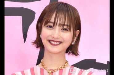 B1- 佐々木希、親友・大政絢と二の腕あらわなおそろコーデで夏満喫
