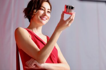 米倉涼子、V字胸元や指先、背中まで美しい圧倒的スタイルを披露！コーセー グレイス ワン リンクルケア CM＋インタビュー＋メイキング