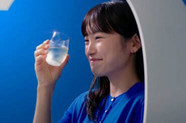 川栄李奈、青ワンピ姿で日本酒をゴクリ「ロンドンで週1で食べていたフィッシュ＆チップスに合いそう」　日本酒「アルゴ」新TVCM「新登場編」「テイスティング編」