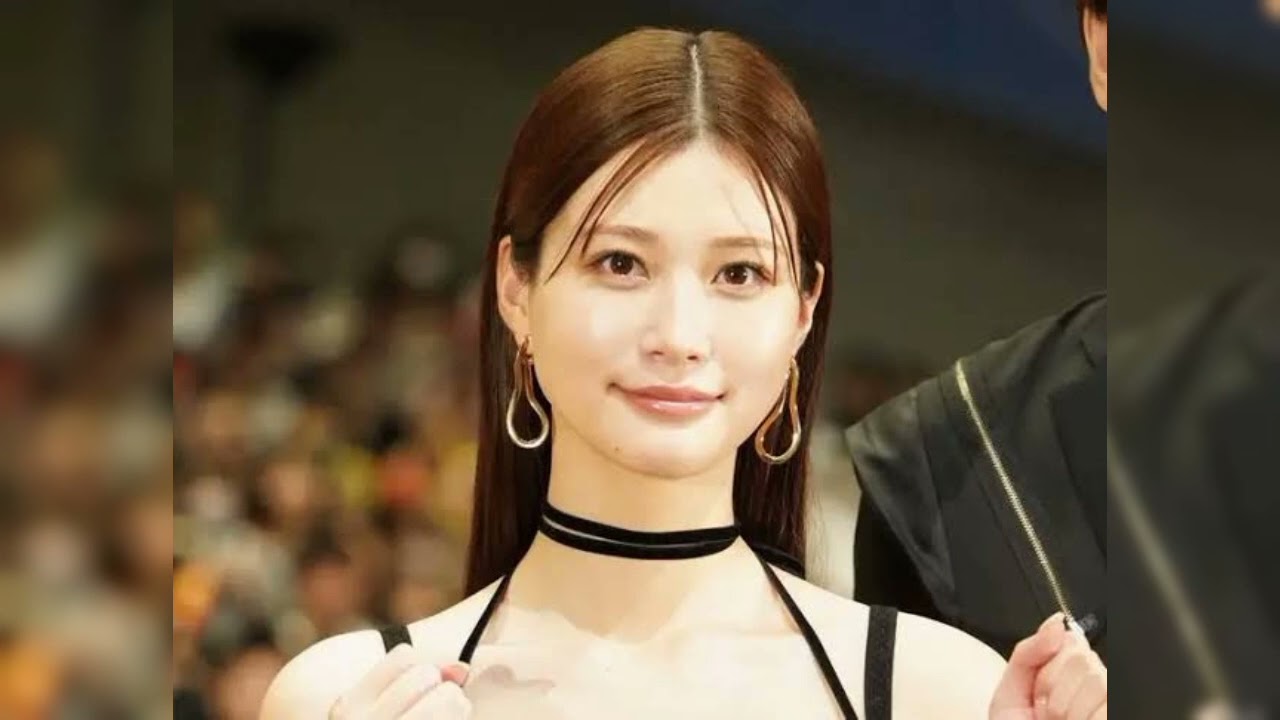 ＜生見愛瑠＞ミニ丈ワンピース姿に反響　「めるる、攻めた」「脚がキレイすぎる」
