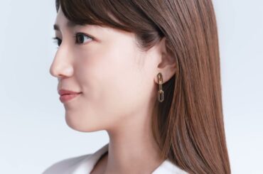 川口春奈さん純白衣装で「Cポーズ」シオノギヘルスケア新CM「医薬の力」篇