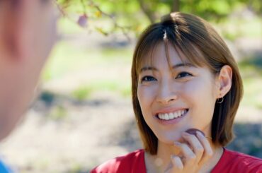 瀧本美織、ミキプルーン農園で中井貴一をあざとく誘惑！？素の表情でハプニングを楽しむ姿も　ミキプルーン新TVCM『帰ってきたミキプルーン農園』篇『変わらないって深い』篇＆メイキング