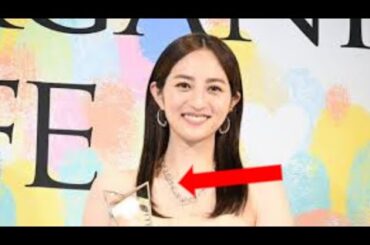 堀田茜がサントリーニ島での赤ドレス姿オフショット、裾持ちアシスト出川哲朗とのツーショットも