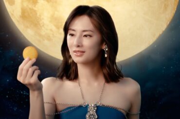 北川景子、画家ミュシャの世界とコラボ！妖艶ドレスで美デコルテ披露　CM「ミュシャの実写」篇 1