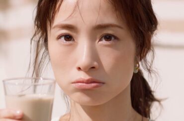 上戸彩が多彩な「ズルい！」を披露　自身がズルいと思ったことを明かす「計算していないのにずっとかわいい」　「明治おいしいミルクコーヒー」新CM「明治おいしいミルクコーヒー実況」篇