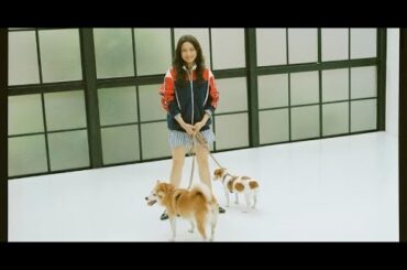 B1- 二階堂ふみ、“美脚全開”ミニスカ姿 2匹の愛犬と撮影「かわいいしか出てこない」「ワンコたち愛されてるなーー」