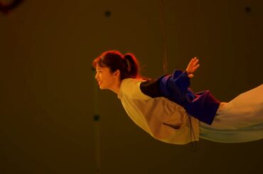 小芝風花、ワイヤーに吊るされてのフライングアクション！電脳空間を飛び回る　コミックシーモア新CM