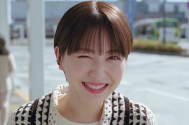 浜辺美波出演／リクルートスタッフィング「キャリアウィンク」新CM「バス停でウィンク」篇