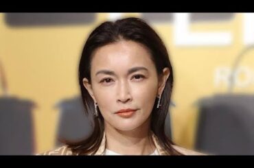 ＜長谷川京子＞ホワイトコーデ披露　ミニ丈のスカートから美脚も　「めっちゃすてき」「似合ってます」の声