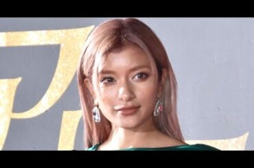 B1- ローラ、身長&体重を公表 スタイリッシュな秋の装いに「カッコいい」「スタイル抜群」