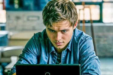 【映画紹介】若き天才ハッカーの母が銀行での仕事を解雇されたため、彼は全てのシステムにハッキングしてお金を盗むことに決めます