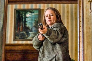 【映画紹介】彼女が彼を救出した後、サイコパスの女性ファンが有名な小説家を不自由にさせ、彼女がお気に入りの物語を書き直させる