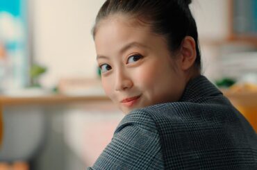 今田美桜、カメラ目線でキュートに「ん？」　上戸彩とCM共演でフレッシュなスーツ姿を披露　　『MeWORK』新CM「ラクしてる2人」篇＆メイキング映像
