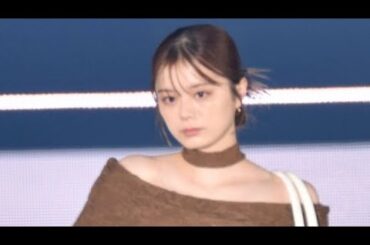 【GirlsAward】紺野彩夏、肩出しの秋色コーデでランウェイ　デコルテラインを惜しげもなく披露