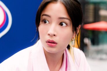 広瀬すず、突然の「箱の中身はなんだろな？」クイズにパニック！　AGC新CM『突撃！クイズAGC／水素エネルギー篇』