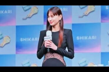 鈴木えみ、美ウエスト透ける黒ドレスで登場 スキンケアブランドアンバサダーに喜び「ちょっと認められた気持ち」
