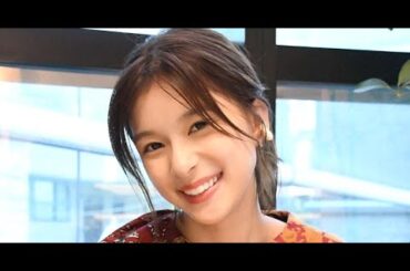 B1- 芳根京子、へそ出し姿の“サーフィン”動画 ハワイの海で見事な波乗り&大はしゃぎ