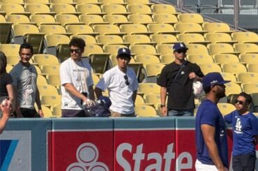 ド軍戦に登場、有名人軍団に「朝から嬉しい」　ホッコリの光景にX感動「友情も素敵」 | Full-Count