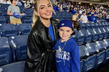 フリーマンの元女優妻“オリジナルジャケット”でWS第5戦応援　背面には夫への深い愛がビッシリ！― スポニチ Sponichi Annex 芸能