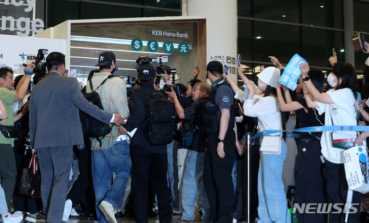 俳優ピョン・ウソクの帰国時の仁川空港(c)NEWSIS