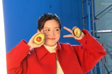 永野芽郁、「つい皆さんを笑わせたくなって」アボカドでお茶目ポーズ！　モスバーガー新TV-CM