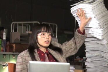 小松菜奈、崩れる書類を「ノールック」で止める姿がカッコ良い！！