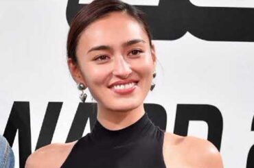 長谷川潤、再婚夫の”キス”に赤面　 ラブラブ写真にネット「素敵」「幸せそうな笑顔」