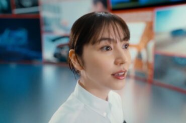 “車好き”長澤まさみ、ジャンプや360度回転する車両に驚きの連続！？　BYD新TVCM