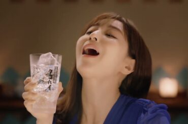 田中みな実  サントリー こだわり酒場のタコハイ 「でんタコ」篇 TVCM