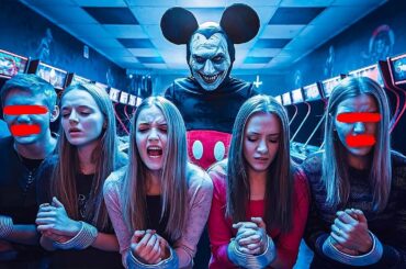 【映画紹介】誕生日パーティーの後、友人グループがゲームセンターに閉じ込められ、ミッキーマウスの衣装を着た殺人者に襲われたことで、彼らの夜は生き残りをかけた戦いに変わります。