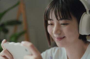 池田エライザ  ユニ・チャーム ソフィ はだおもいオーガニックコットン「おうちでスマホ」篇 TVCM