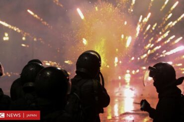 抗議者と警察、花火と放水砲の撃ち合いに……東欧ジョージアで抗議と暴力が激化