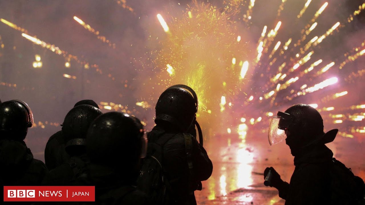 抗議者と警察、花火と放水砲の撃ち合いに……東欧ジョージアで抗議と暴力が激化 抗議者と警察、花火と放水砲の撃ち合いに……東欧ジョージアで抗議と暴力が激化