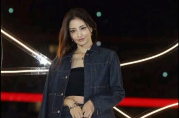 ２児ママ黒木メイサ「暖かくしてね」でお腹見せ＆破れデニム姿にツッコミ続々「風邪ひくぞ～」「可愛すぎ♥」