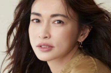 ＜長谷川京子＞下着ブランドから新色発売　着用ビジュアルが公開　シックな「赤」の魅力をアピール