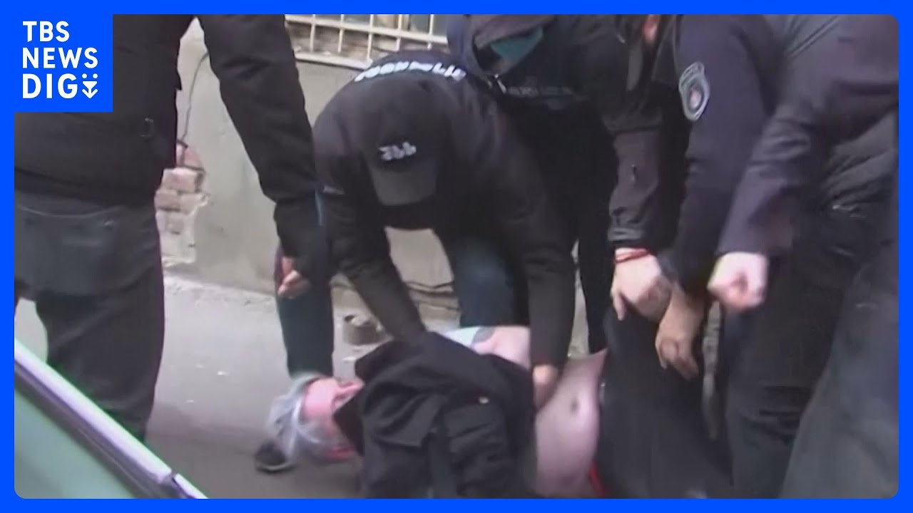 ロシア隣国ジョージア　最大野党「変革のための連合」党首ニカ・グバラミア氏 警察に殴られ意識失う　拘束映像公開　「EU加盟」めぐり混乱続く｜TBS NEWS DIG
