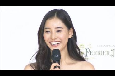 デコルテ見せドレスの新木優子、サプライズに「うれしい！」(2024年12月14日)