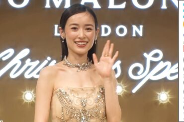 泉里香、胸元あらわなドレス姿で2024年振り返る｜ジョーマローンロンドン“A Christmas Special”ポップアップイベント フォトコール
