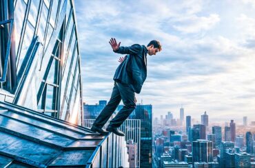 【映画紹介】建築家が時間を止める能力を持っていることに気づいた時、彼の画期的な都市は人類の究極の悪夢となる。