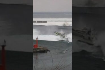 8M級の津波が漁船を飲み込む Great Japan Earthquake tsunami/Serangan tsunami hitam/검은 쓰나미가 덮친다/黑色海啸袭来