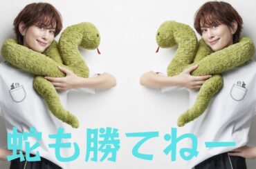 「蛇も勝てねー」米倉涼子、ヘビを首にぐるぐる巻き！？オリジナルTシャツの告知にファンはビックリ