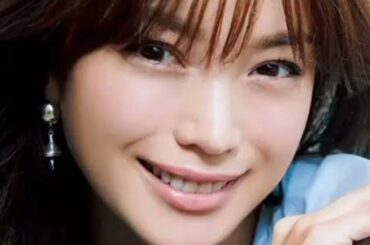 蛯原友里、カラフルな“自宅”ショット　大きなクリスマスツリー、高級ソファも「家おしゃれすぎる～ソファかわいい！」