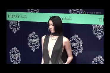 三吉彩花・・犯罪級の美しさで逮捕！！胸元ざっくりの大胆衣装・色気溢れるポージングで魅了！#三吉彩花